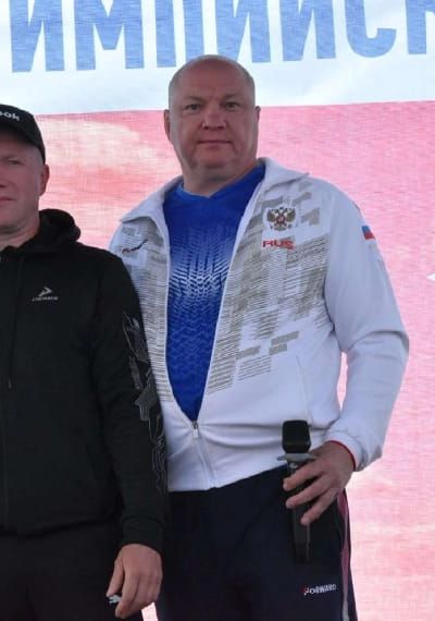 Вручение благодарности за помощь проведения Городского турнира по боксу "Звезды Италмаса". Слева министр физической культуры и спорта Удмуртской Республики Парахин. Денис Викторович. Справа один из тренеров Удмуртской Республики, Тимофеев Олег Валерьевич4